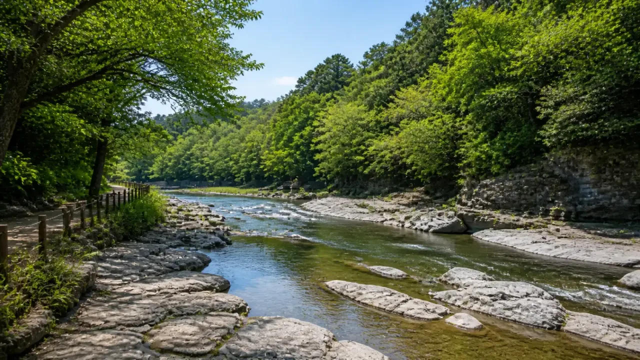 埼玉県嵐山町の嵐山渓谷を歩く散歩記事。槻川、岩畳、遊歩道、紅葉や新緑の時期、武蔵嵐山駅からのアクセスを半日目線でまとめます。
