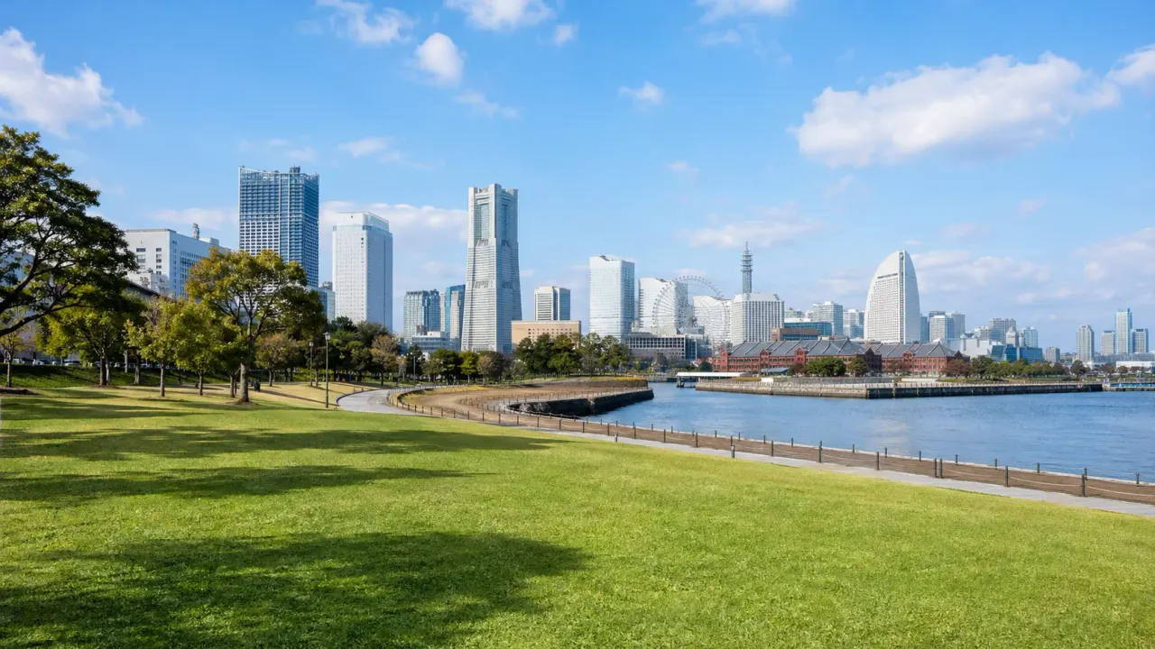 【横浜みなとみらい】臨港パークを歩く|芝生と港景色で整える海辺散歩