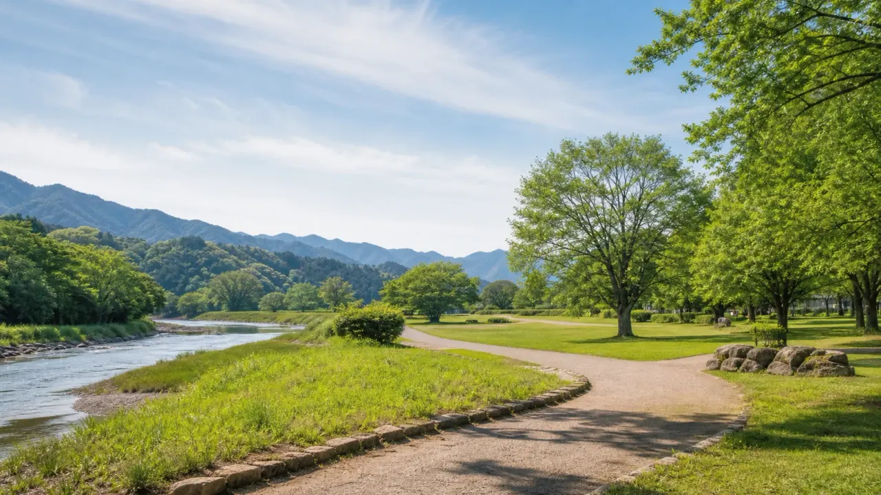 八王子市の都立陵南公園を、南浅川沿いの開放感と高尾の山並みを楽しめる公園散歩として紹介。高尾駅から歩く半日未満のコースをまとめます。