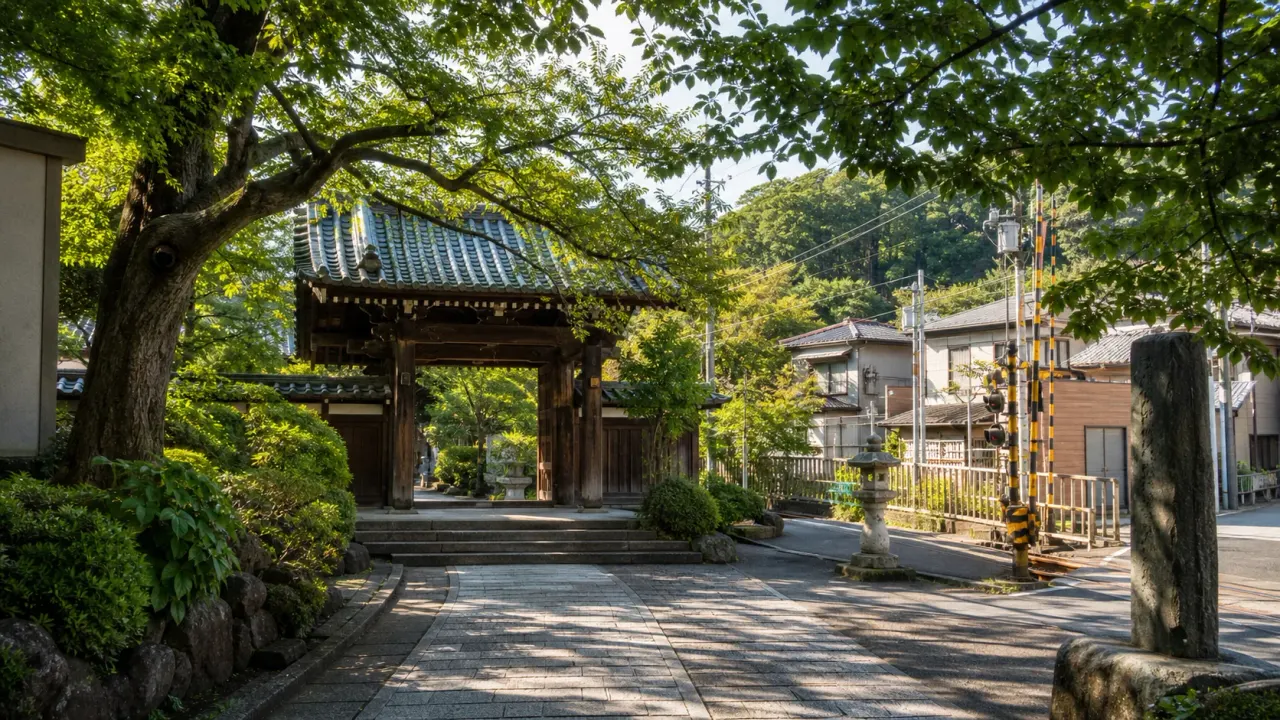 藤沢市片瀬の龍口寺を中心に、江ノ電江ノ島駅から片瀬江ノ島方面へ歩く散歩コースを紹介。山門、大本堂、五重塔、江ノ電沿いのまちの気配を1時間半で味わいます。