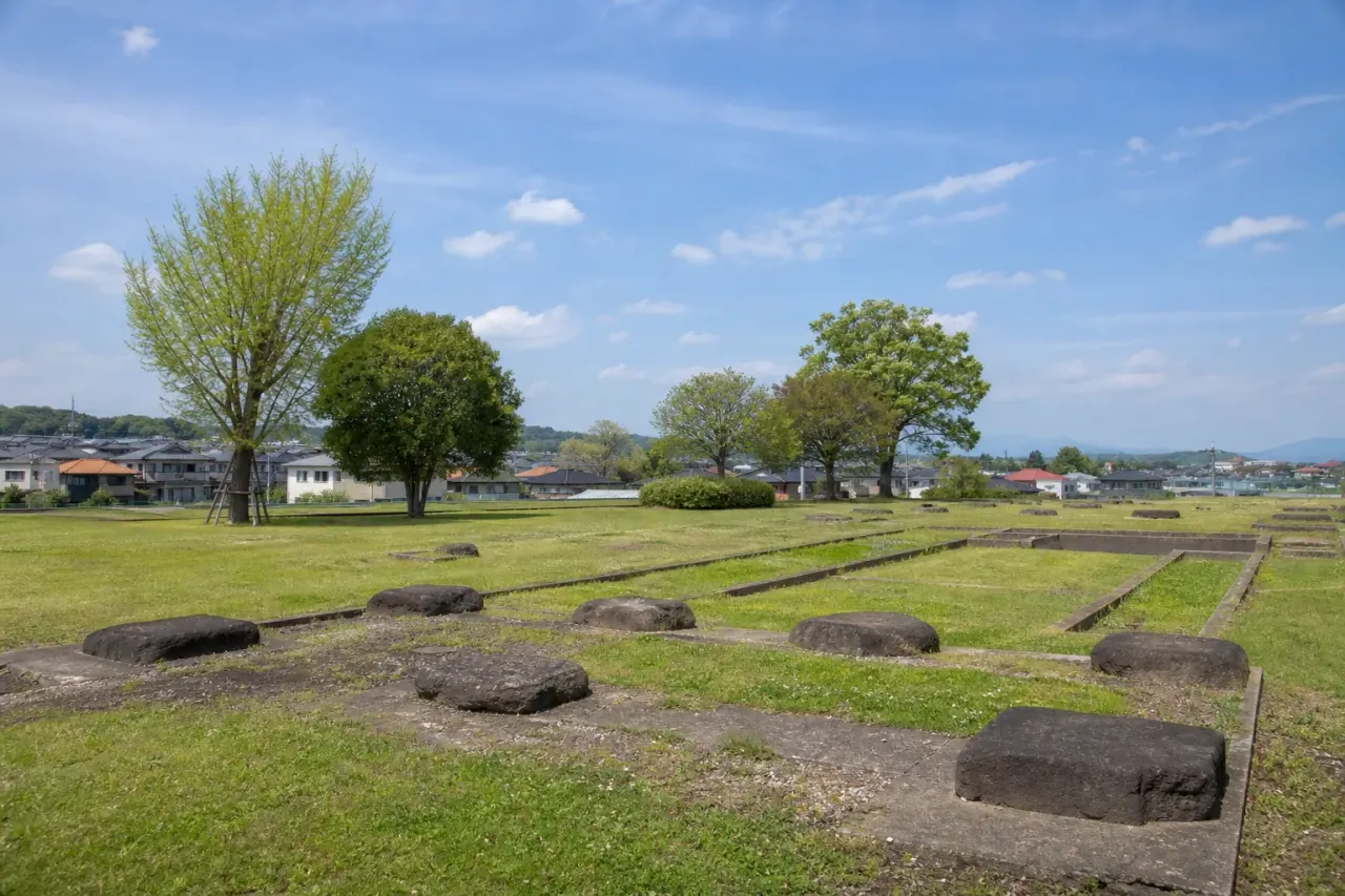 海老名市の史跡相模国分寺跡・尼寺跡で、復元された伽藍跡、広場、住宅地の中に残る奈良時代の記憶をゆっくり歩く散歩を紹介します。