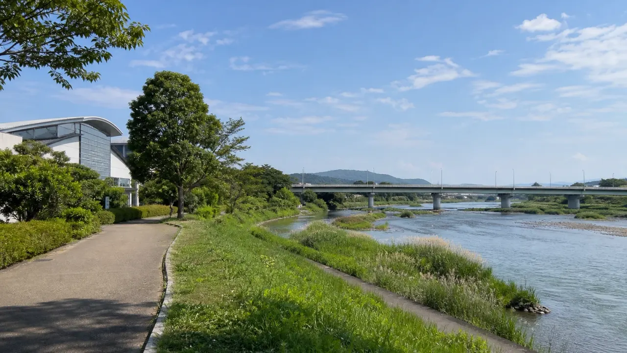 相模原市中央区の相模川ふれあい科学館 アクアリウムさがみはらと高田橋周辺を、屋内展示と相模川散策路でつなぐ半日散歩として紹介。雨の日や親子の学びにも使いやすい歩き方です。