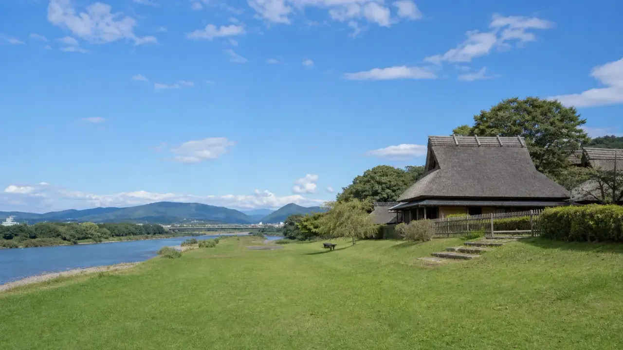 相模原市緑区の相模川自然の村公園で、相模川の眺め、芝生広場、古民家園、四季の小川をゆるくつなぐ半日散歩を紹介します。