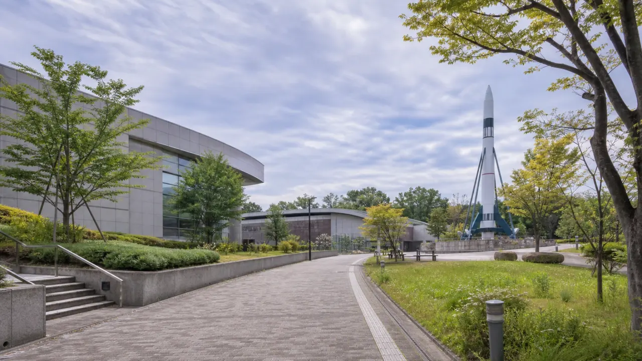 相模原市中央区の相模原市立博物館とJAXA相模原キャンパス宇宙科学探査交流棟を、淵野辺駅から半日でつなぐ散歩コースとして紹介。雨の日や親子の学びにも使いやすい歩き方です。