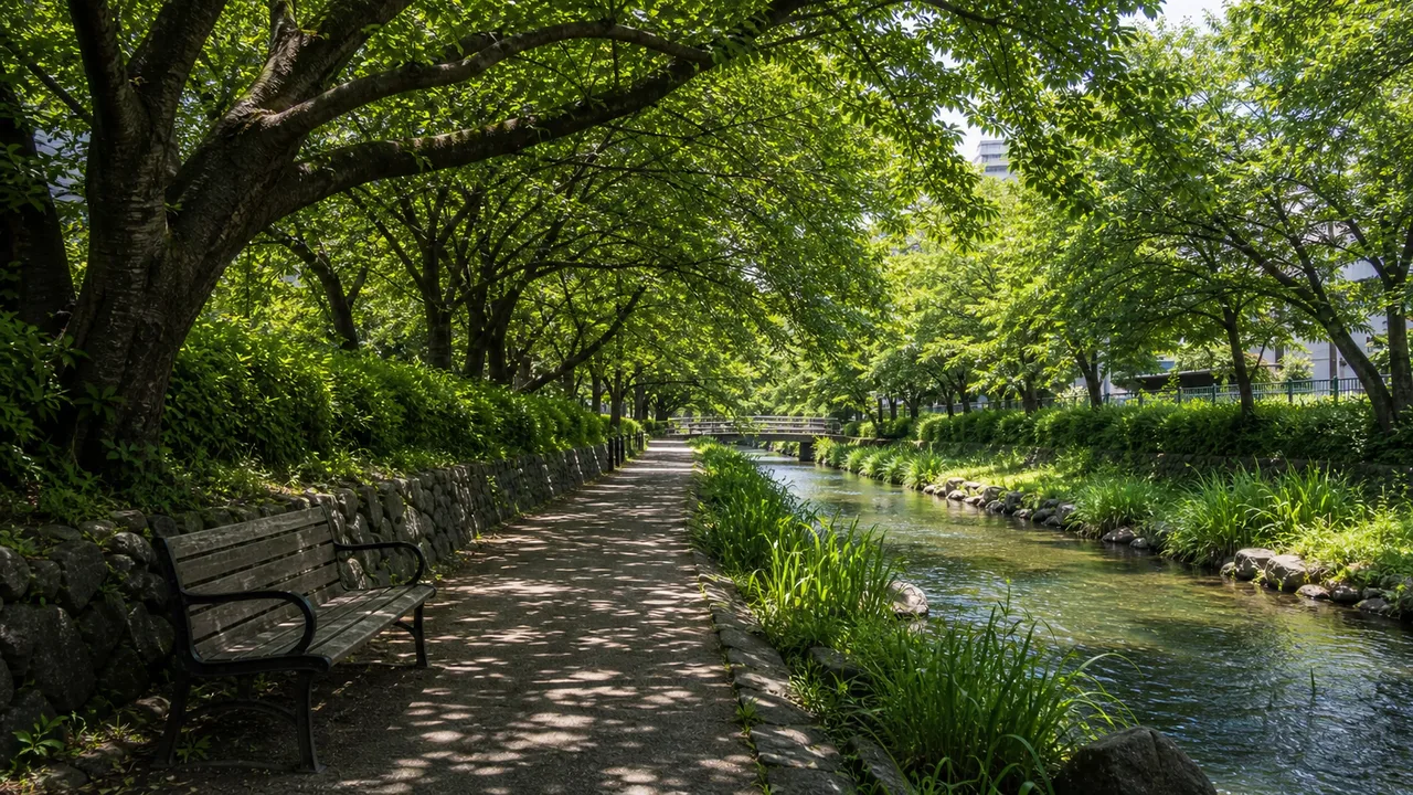 埼玉で夏に涼しく過ごせる散歩先を、水辺、森、屋内展示、駅近の退避しやすさから整理します。長く歩きすぎず、暑い日に無理しない選び方をまとめます。