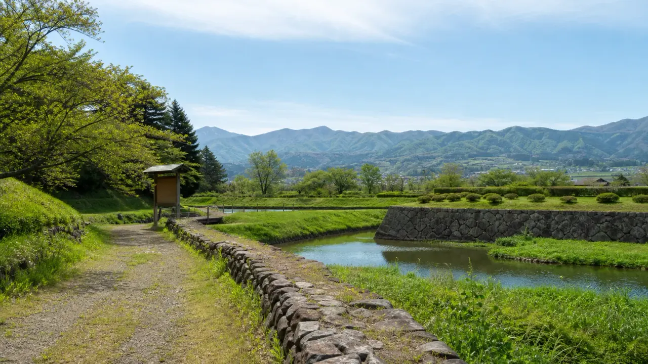 佐久の龍岡城五稜郭を思わせる堀と石垣、山並みのある静かな散歩道をイメージしたカバー画像
