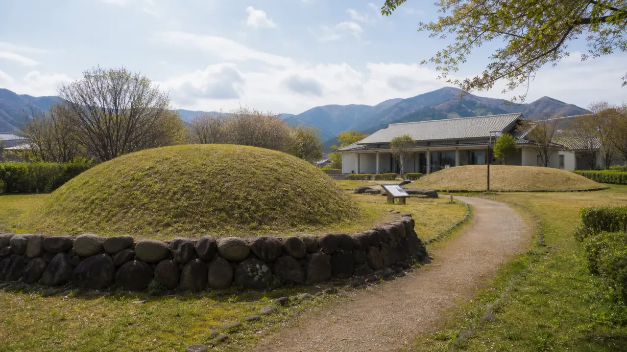 秦野市の桜土手古墳公園とはだの歴史博物館で、保存古墳、復原古墳、古墳時代後期の展示を短時間で歩く歴史散歩を紹介します。