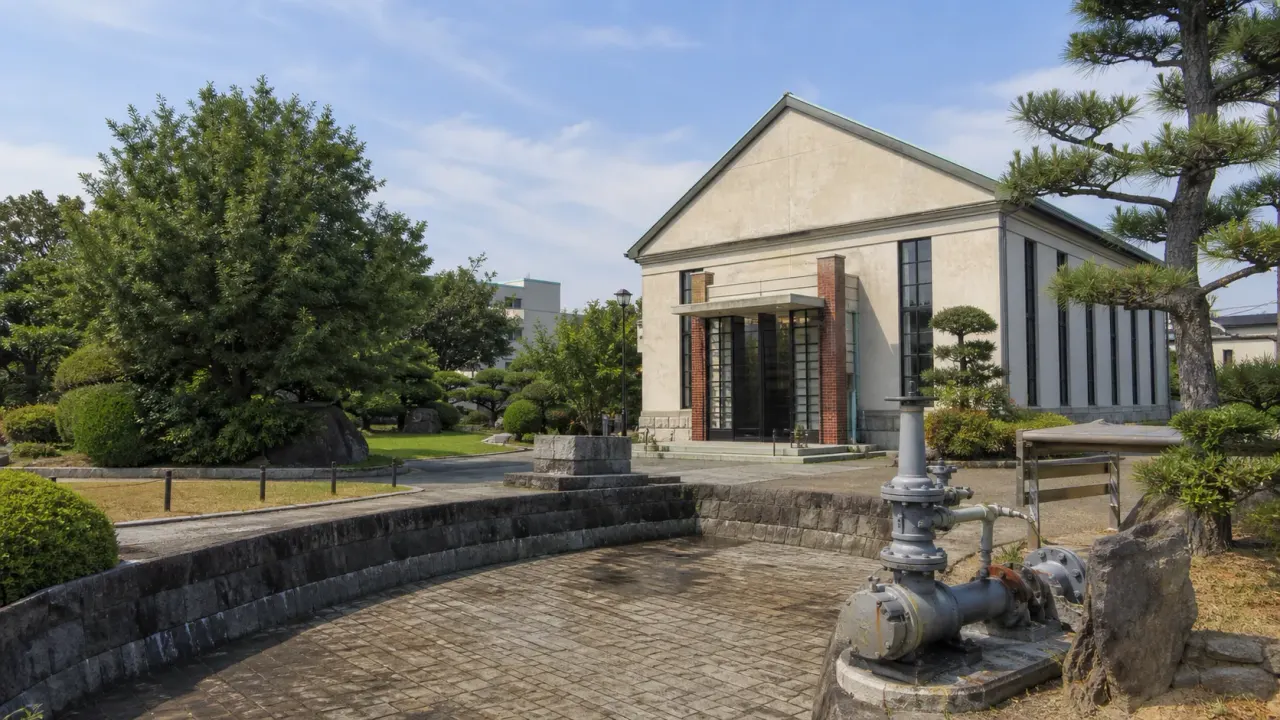寒川町の神奈川県水道記念館で、県営水道の歴史、旧ポンプ所跡、水の広場まわりを短時間で見る散歩を紹介。寒川神社や相模川沿いと組み合わせやすい無料スポットです。