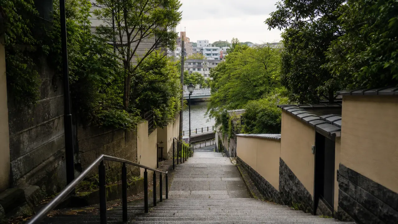 文京区関口の胸突坂を、神田川、関口芭蕉庵、水神社、肥後細川庭園周辺と合わせて歩く坂道散歩記事です。江戸川橋駅から60〜90分でめぐる見方を整理しました。