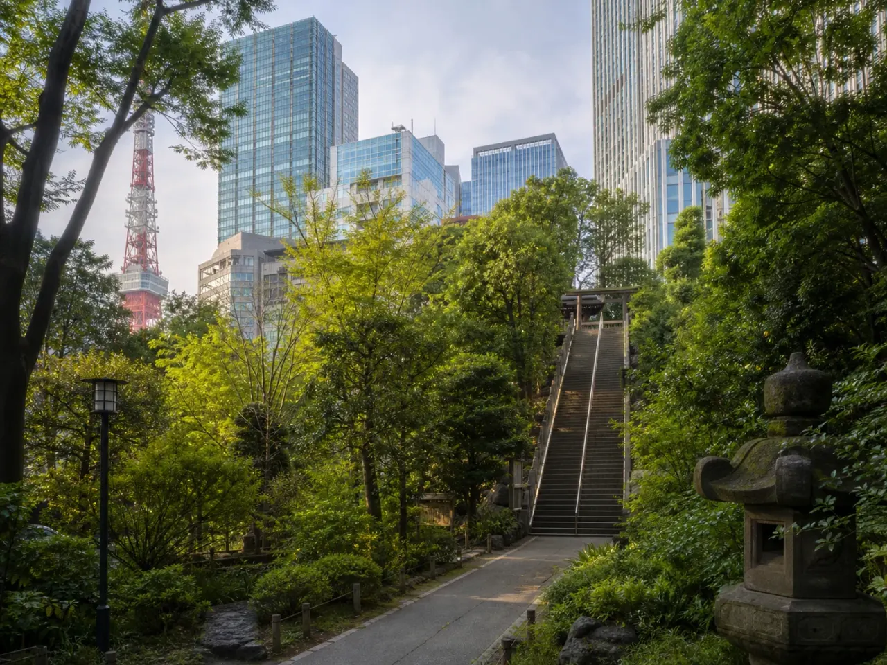 芝公園の緑と愛宕神社の石段、虎ノ門の街並みをつなぐ東京散歩のイメージ