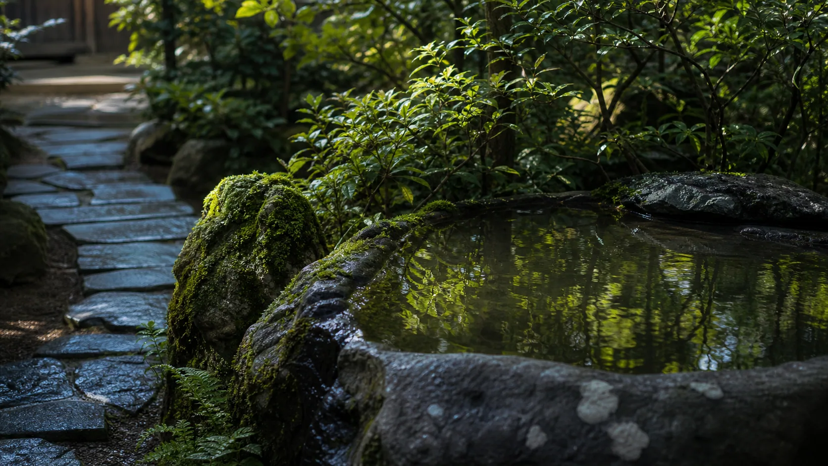 庭園の石畳と水辺に光が差す近景のイメージ
