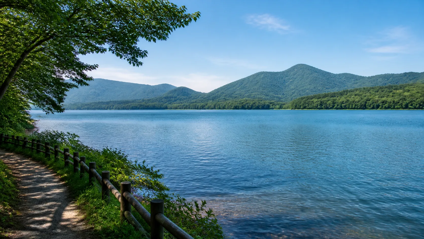 野尻湖を思わせる湖面と山並みの高原風景の補助画像
