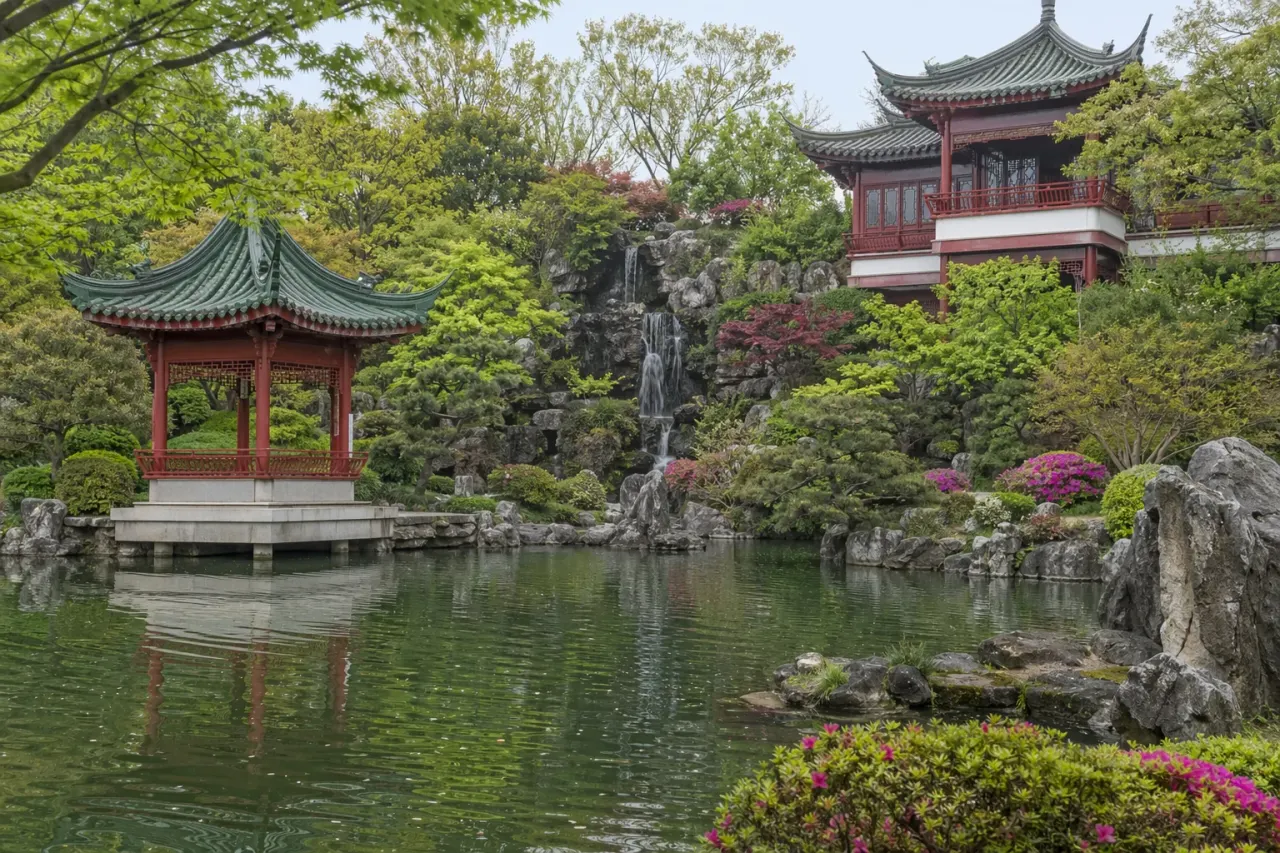 川崎・大師公園内の瀋秀園で、中国式自然山水庭園を静かに味わう散歩を紹介。色彩のある建築と池、滝、四季の花を1時間で受け取る歩き方をまとめます。