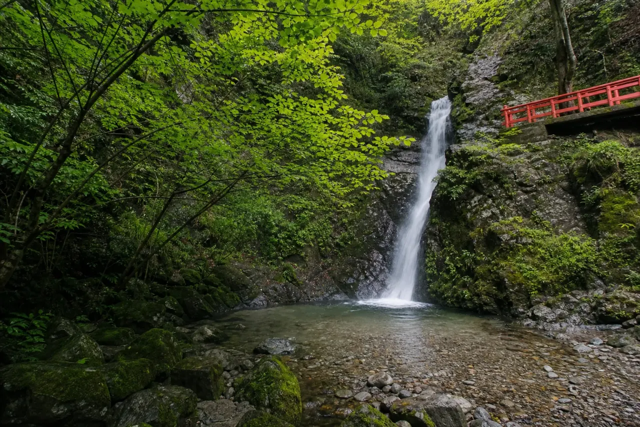 愛川町半原の塩川滝で、滝見台、涼しい滝つぼ、半原の山あいを短く味わう散歩を紹介。本厚木方面からバスでも車でも組みやすい水辺スポットです。