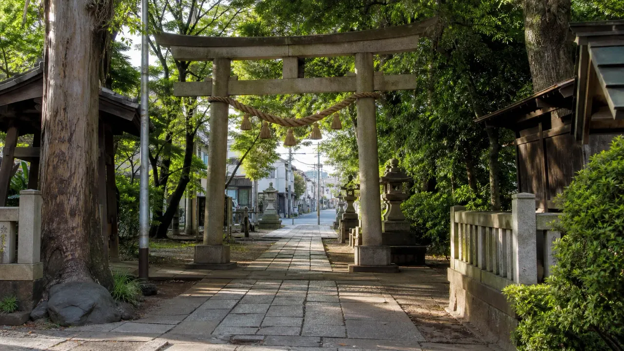 藤沢市の白旗神社を、藤沢本町駅から商店街を抜けて歩く短い散歩として紹介。源義経を祀る境内、藤沢本町のまちの空気、遊行寺方面へつなぐ考え方をまとめます。