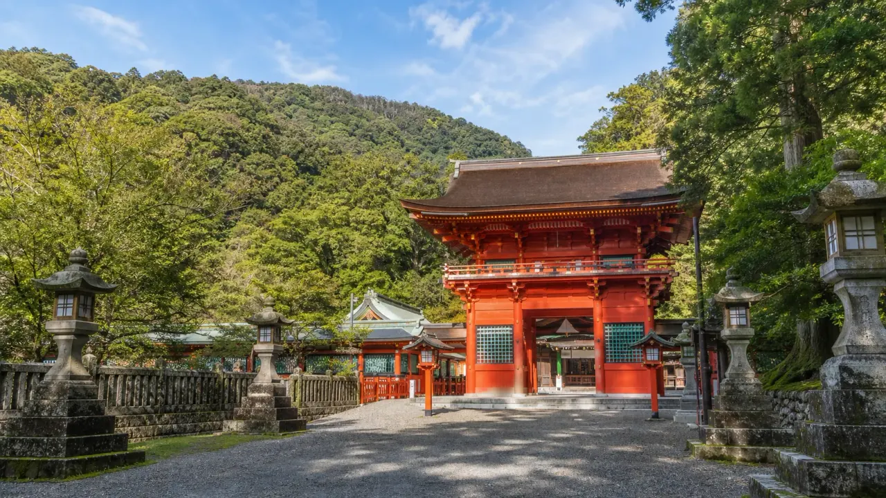 静岡市葵区の静岡浅間神社を歩く散歩ガイド。楼門、社殿群、賤機山のふもとをつなぐ回り方、静岡駅からのアクセス、時間帯の選び方をまとめます。