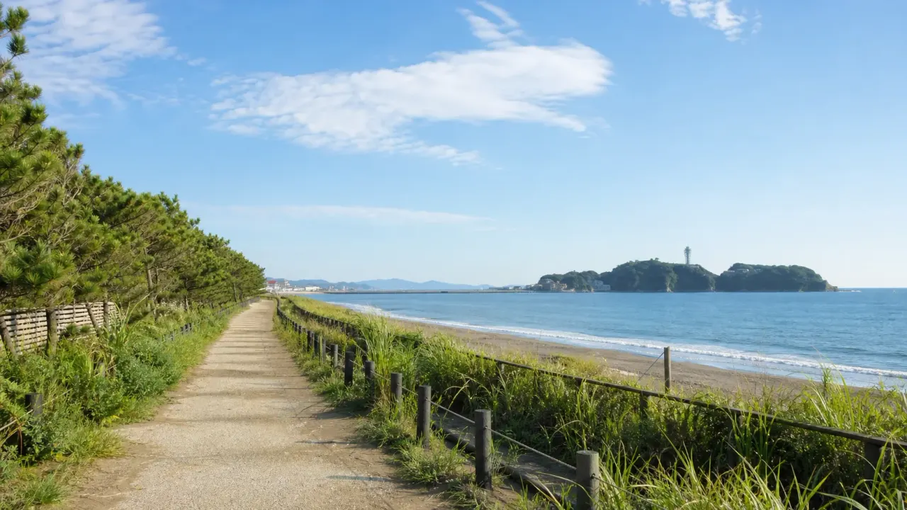 藤沢市の県立湘南海岸公園で、片瀬海岸・鵠沼海岸沿いの遊歩道、ボードウォーク、海風のテラスを歩く散歩を紹介。江の島を眺めながら1時間半で整える歩き方です。