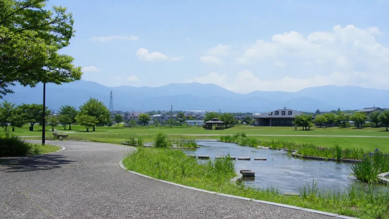 山梨県昭和町の押原公園で、芝生広場、園路、水辺の緑を短時間で楽しむ散歩を紹介。公式情報をもとに、平坦で歩きやすい公園の使い方、休憩、子連れや雨上がりの注意点をまとめます。