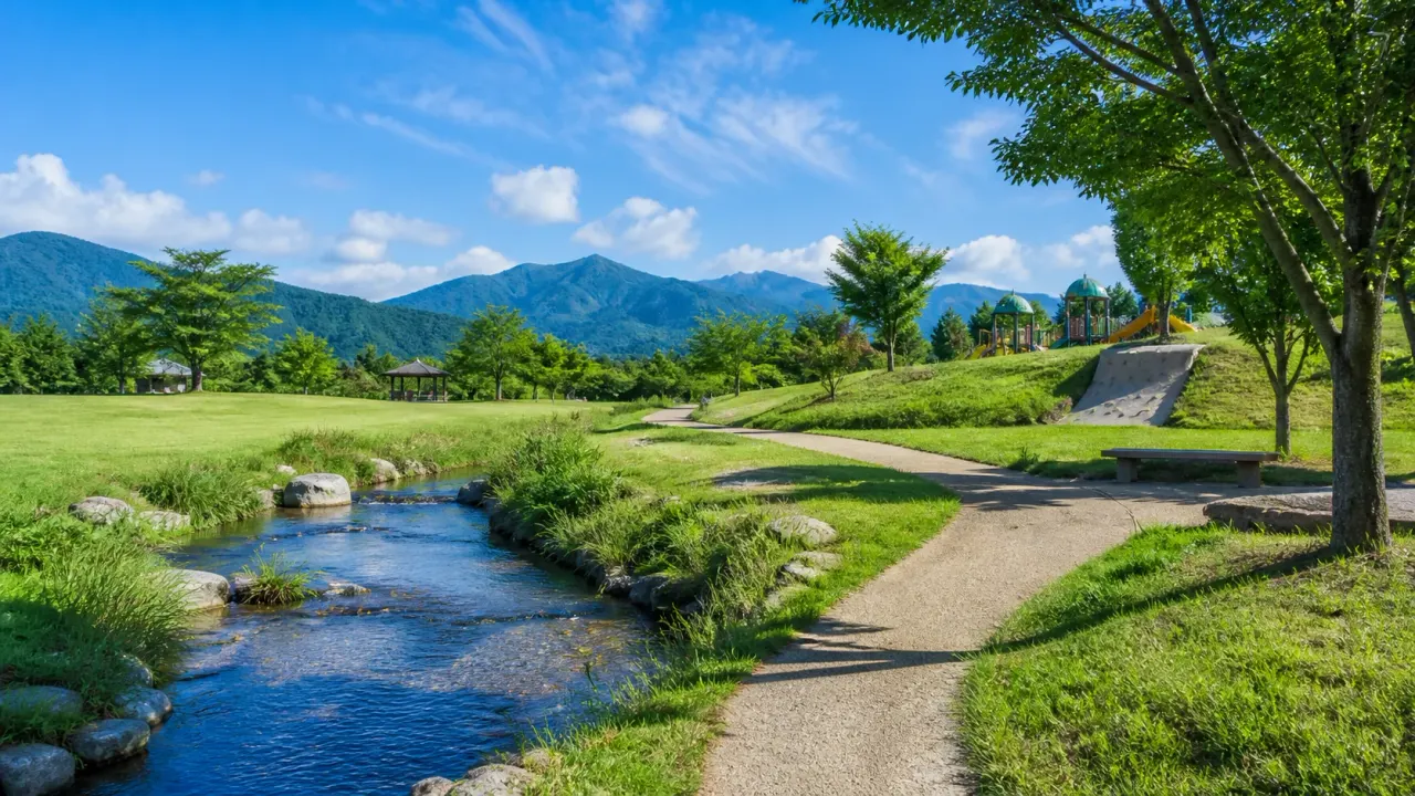 山梨県中央市の豊富シルクの里公園で、芝生広場、小川、まゆの丘、起伏のある園路を短く歩く散歩を紹介。公式情報をもとに、開園時間や休園日、歩き方をまとめます。