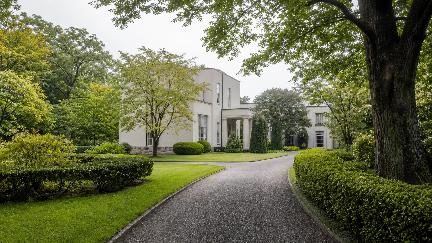 緑の庭園と美術館風の建物へ向かう小径のイメージ