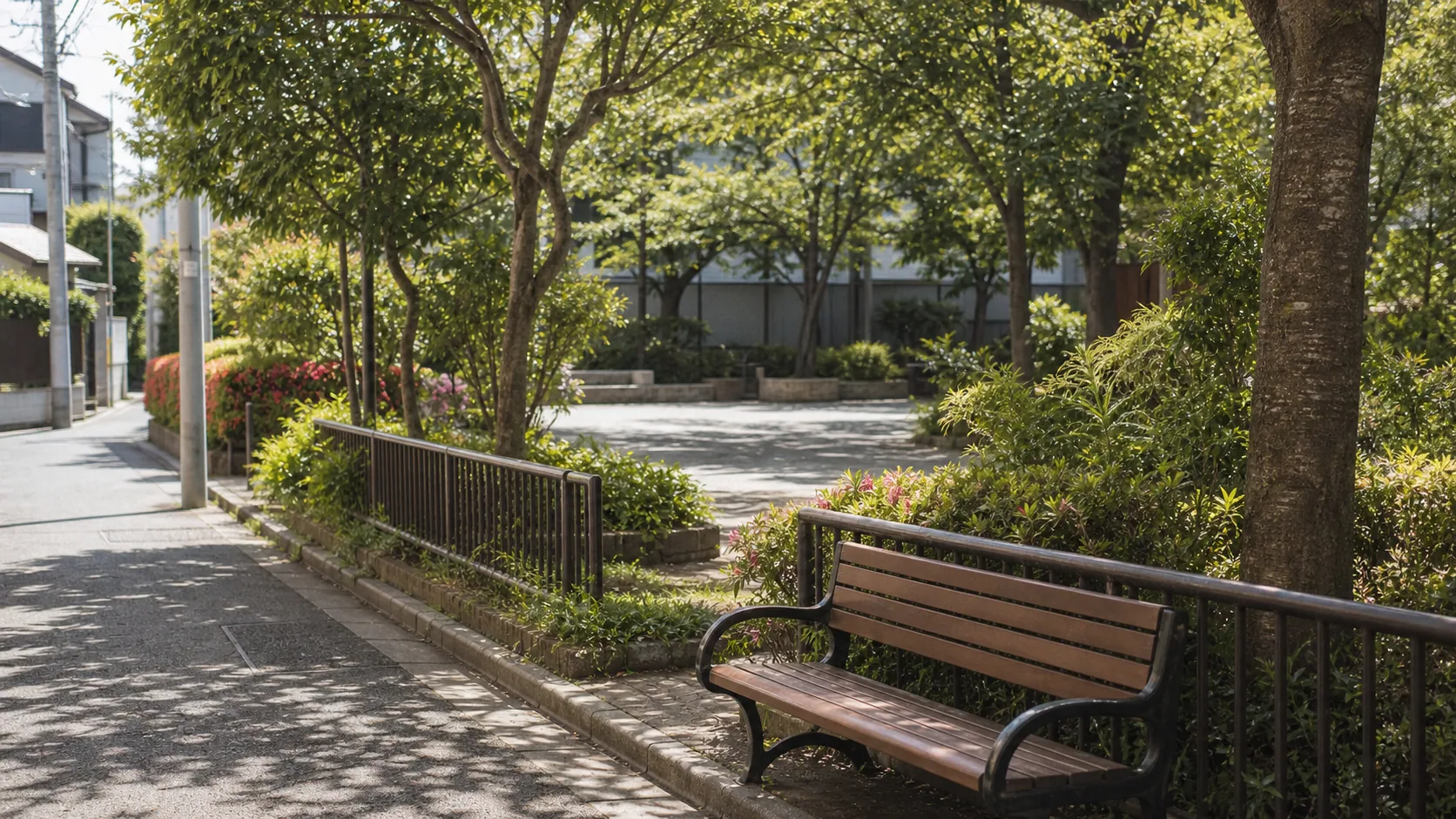 住宅街のそばにある小さな公園と植栽のイメージ