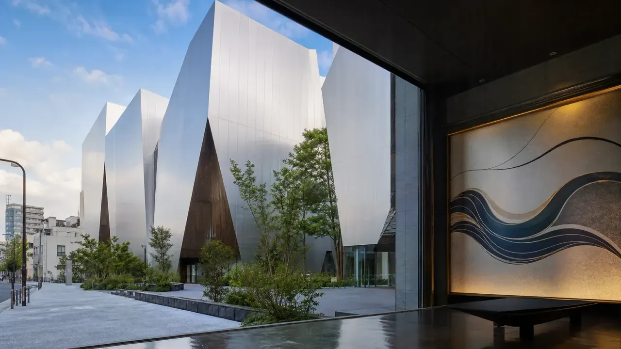 すみだ北斎美術館の現代的な建築と北斎の波を想起させる展示空間のカバー画像