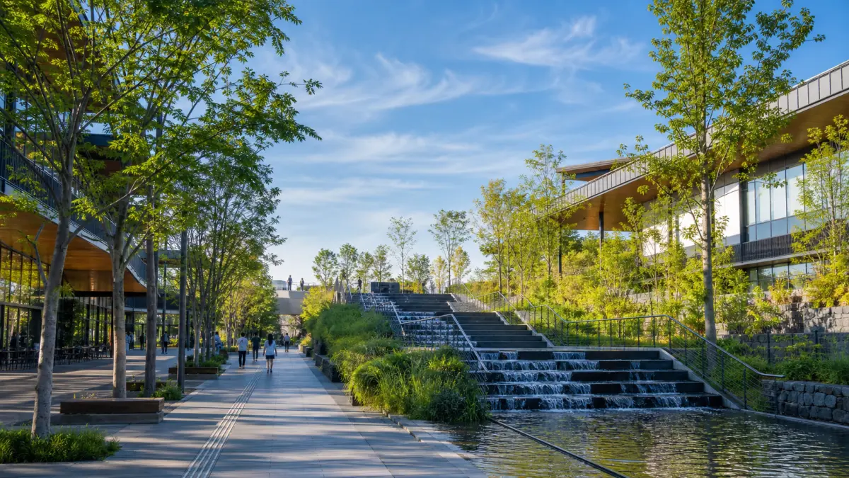 立川駅北口から歩けるGREEN SPRINGSを散歩目線で紹介。カスケード、中央広場、スカイデッキ、昭和記念公園方面へのつなぎ方を整理します。