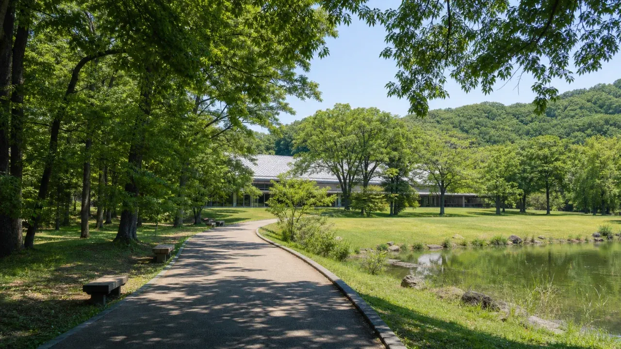 群馬の森の木陰、芝生、池、博物館建築をイメージしたカバー画像