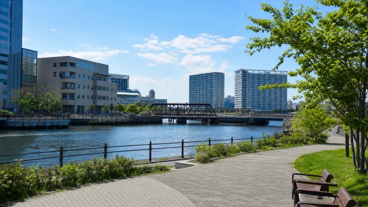 横浜市西区の高島水際線公園で、水際線プロムナード、潮入りの池、ベンチのあるくつろぎのゾーンを短く歩く散歩を紹介。新高島駅や横浜駅東口から使いやすい1時間未満の水辺散歩です。
