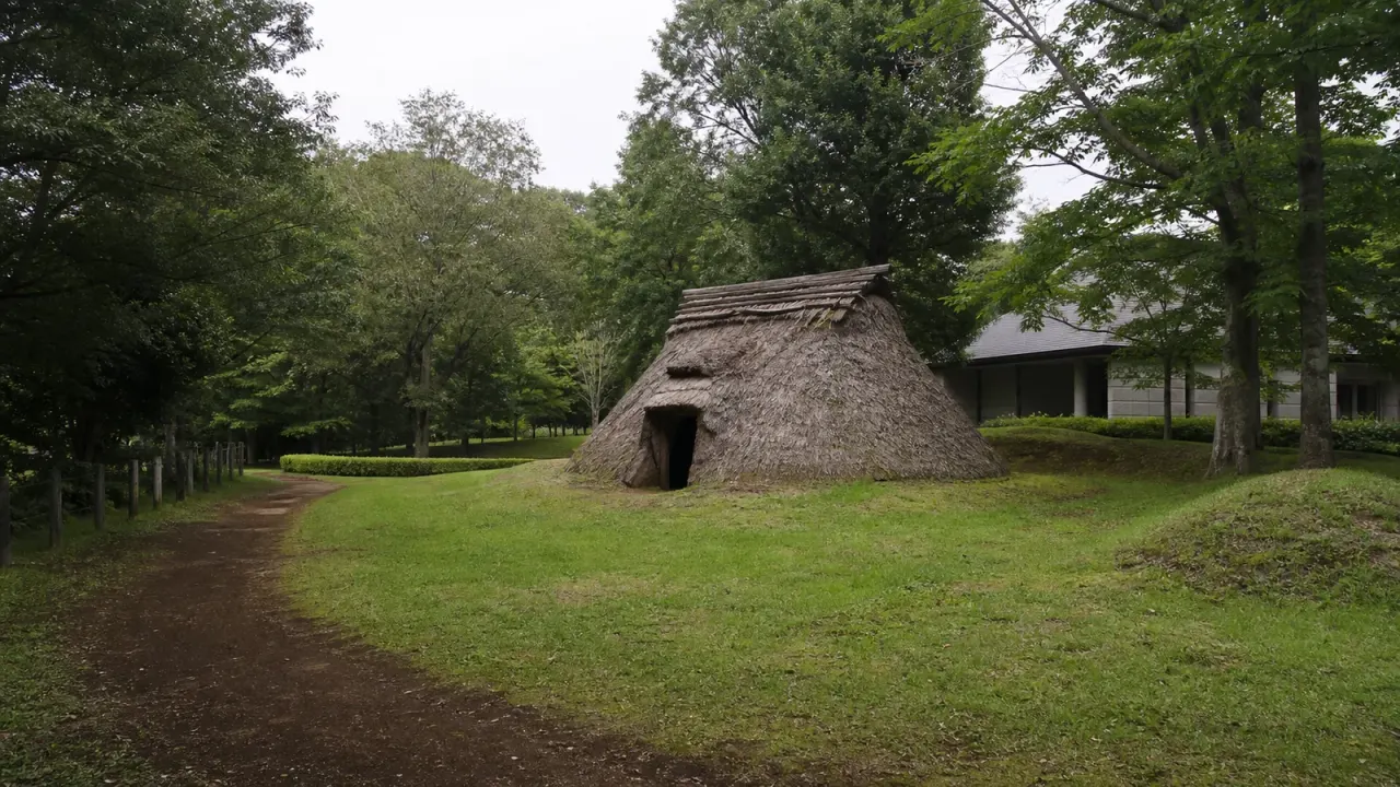 相模原市中央区の史跡田名向原遺跡公園と旧石器ハテナ館で、住居状遺構、復元展示、旧石器時代の学びを短時間で歩く散歩を紹介。原当麻駅からバスで向かう使い方もまとめます。