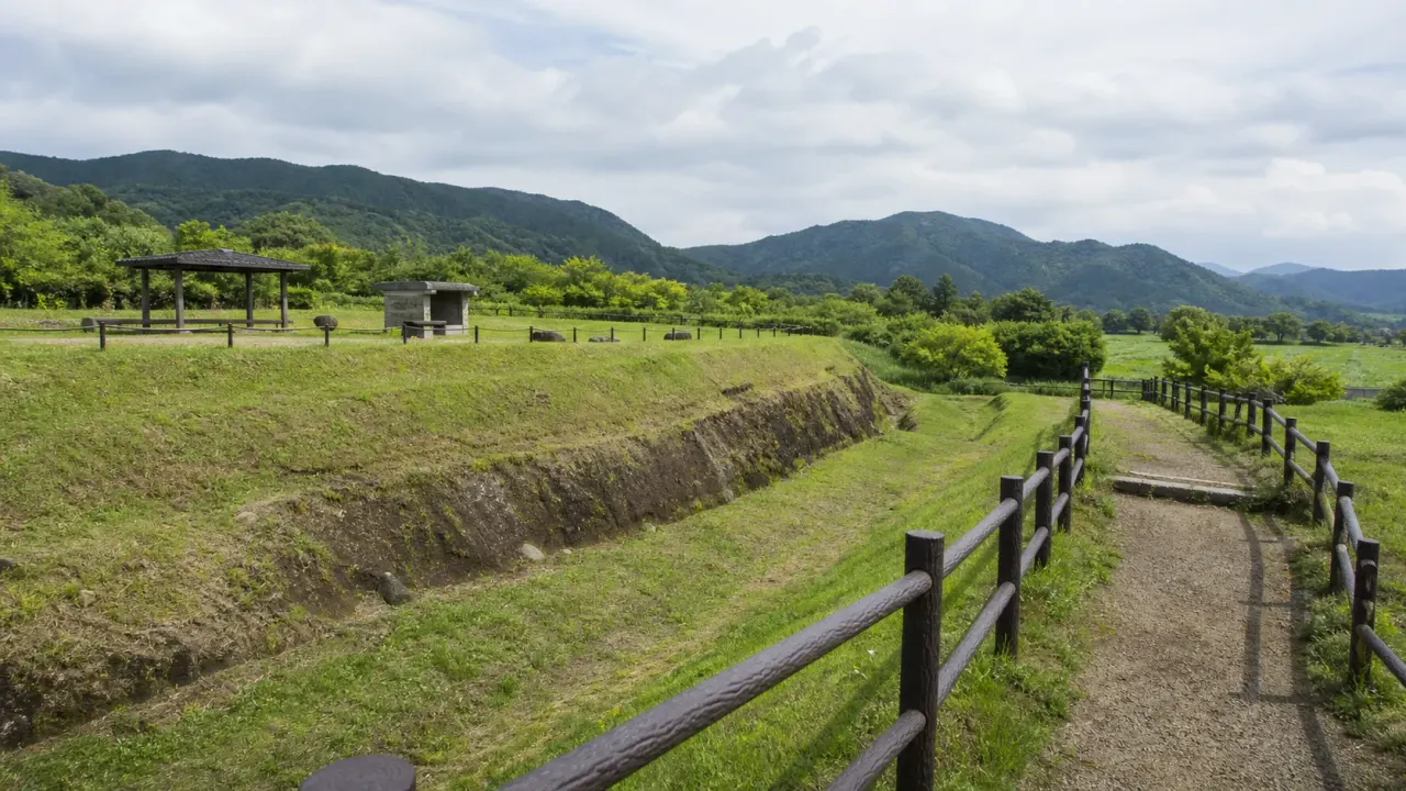 函南町の丹那断層公園を歩く散歩ガイド。北伊豆地震で生じた横ずれ断層、地下観察室、丹那盆地の景色、アクセスと見学時の注意点をまとめます。