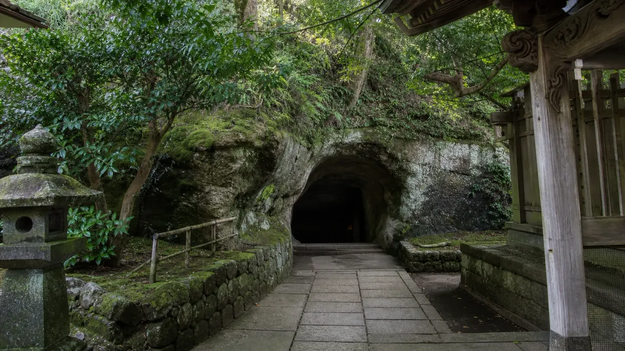 横浜市栄区の田谷の洞窟（定泉寺）で、手掘りの人工洞窟、仏教レリーフ、地下霊場を短時間で歩く散歩を紹介します。大船駅からバスで向かう使い方もまとめます。