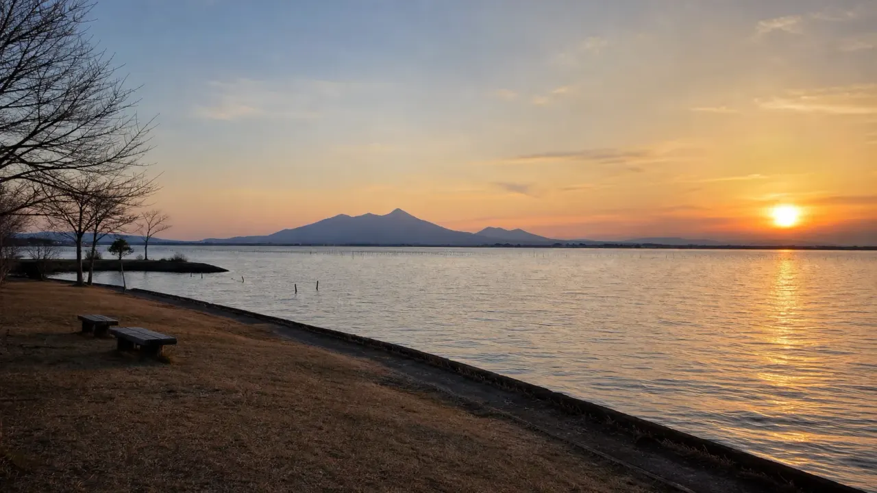茨城県行方市の天王崎公園で、霞ヶ浦にせり出した湖岸、筑波山の眺め、夕景を楽しむ散歩ガイド。短時間で水辺の展望を味わう日帰りコースです。