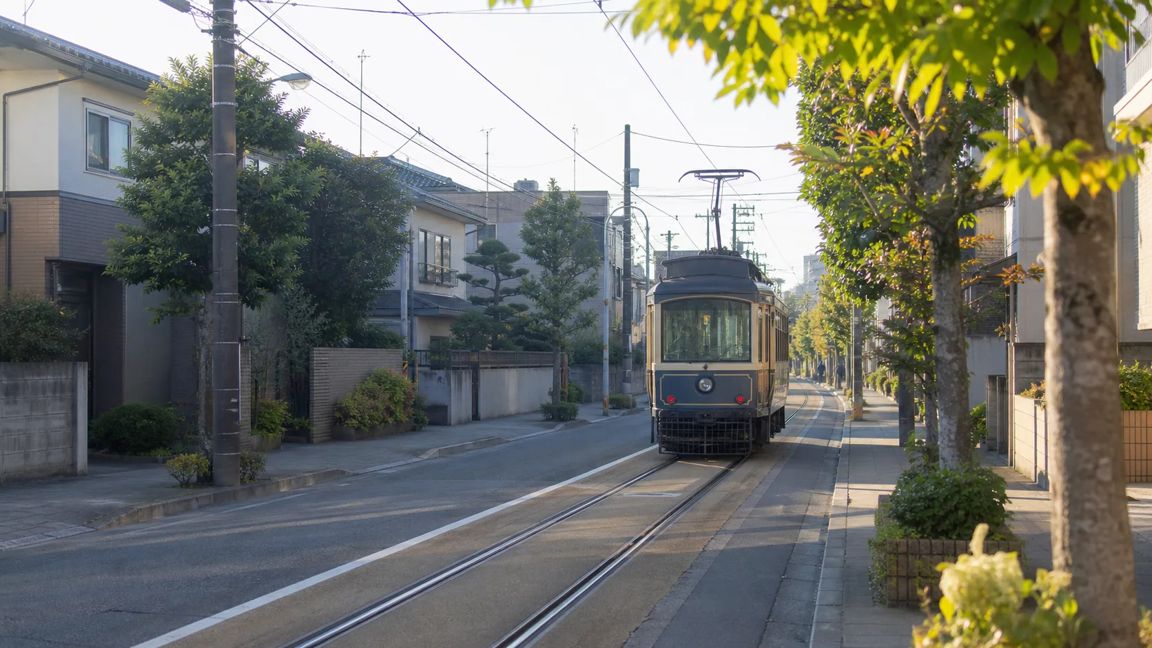 都電沿線の静かな街並みと線路のイメージ