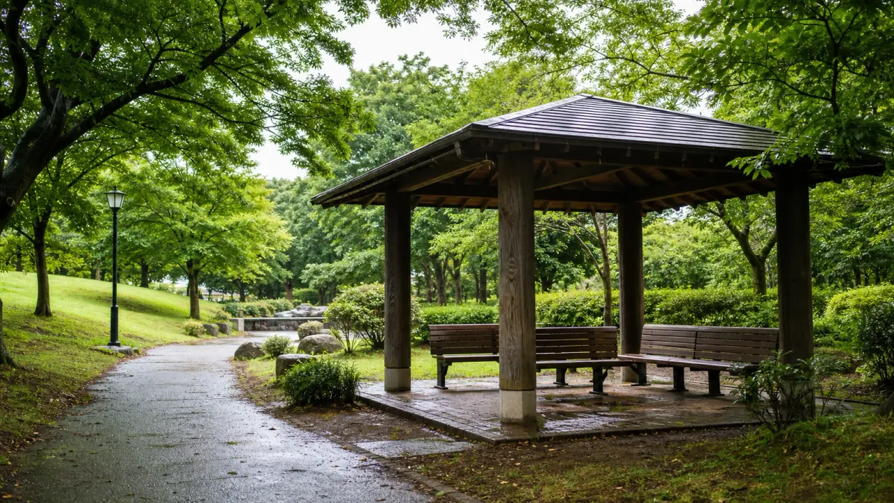 公園の東屋と木陰のベンチで短く休む散歩のイメージ