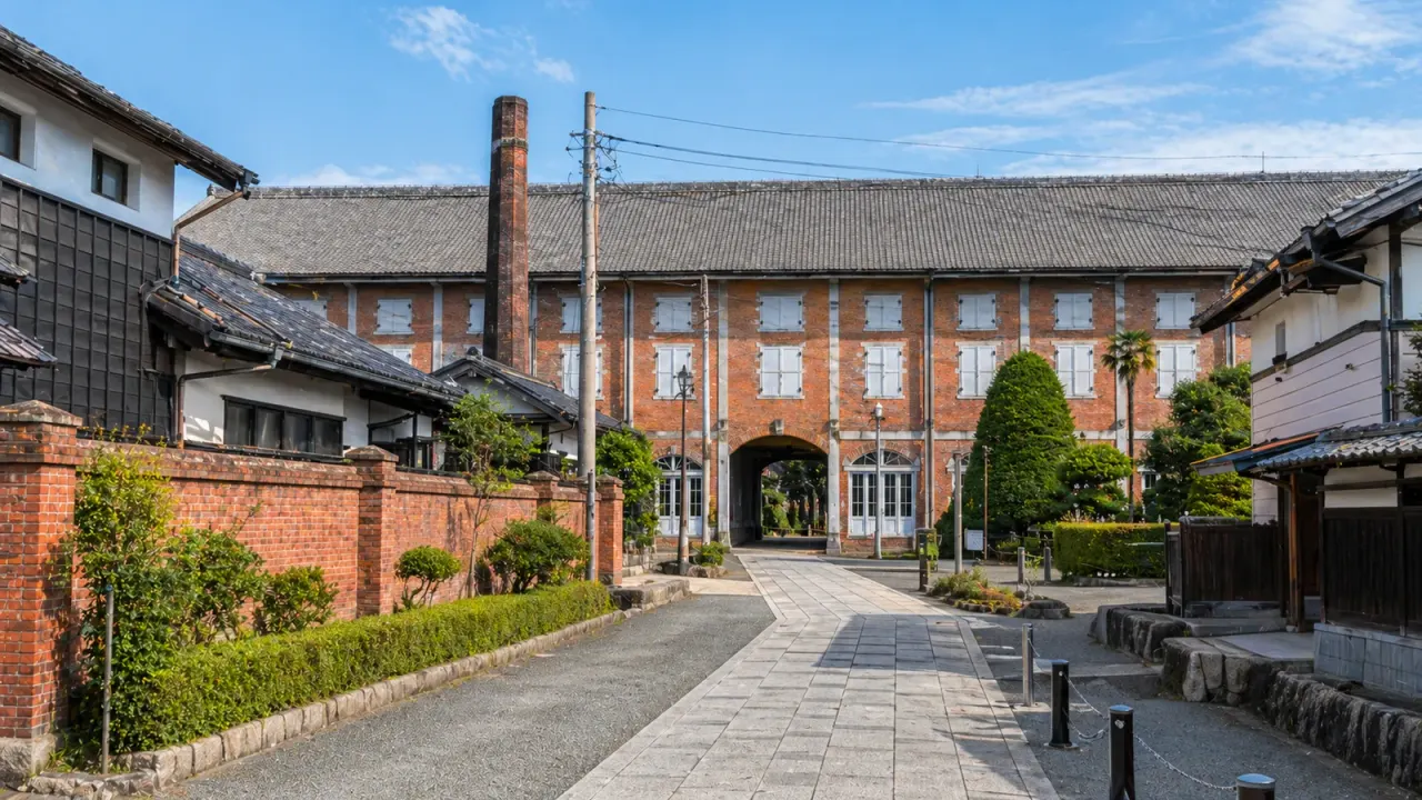 群馬県富岡市の富岡製糸場周辺を、赤レンガ建築、町並み、休憩しやすい通りをつなぐ散歩先として紹介。半日で歩くモデルコースをまとめます。