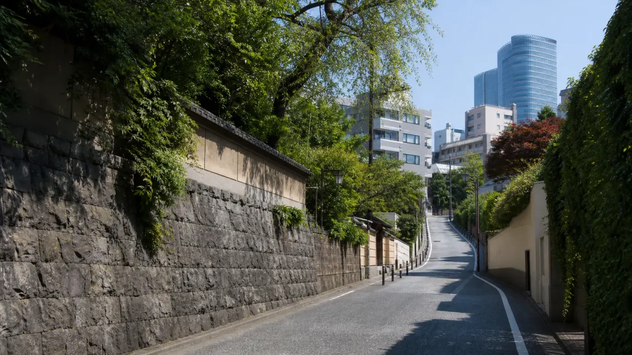港区六本木の鳥居坂を、坂名の由来、六本木と麻布十番を結ぶ地形、国際文化会館周辺の静かな道筋から歩く散歩記事です。麻布十番駅から60〜90分でめぐる見方を整理しました。