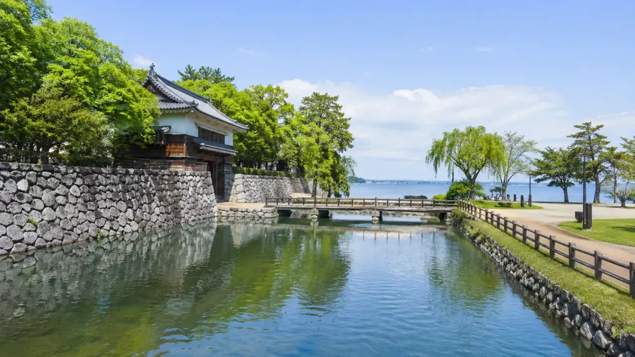 茨城県土浦市で、土浦城跡の亀城公園から霞ヶ浦方面へ歩く散歩ガイド。歴史のある公園、町なかの道、湖の広さを短時間でつなぐ日帰りコースです。