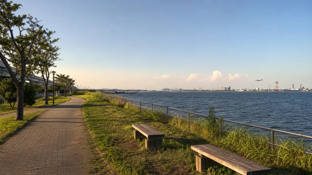 東京湾沿いの遊歩道とベンチ、遠くの工業地帯を望む浮島町公園のカバー画像