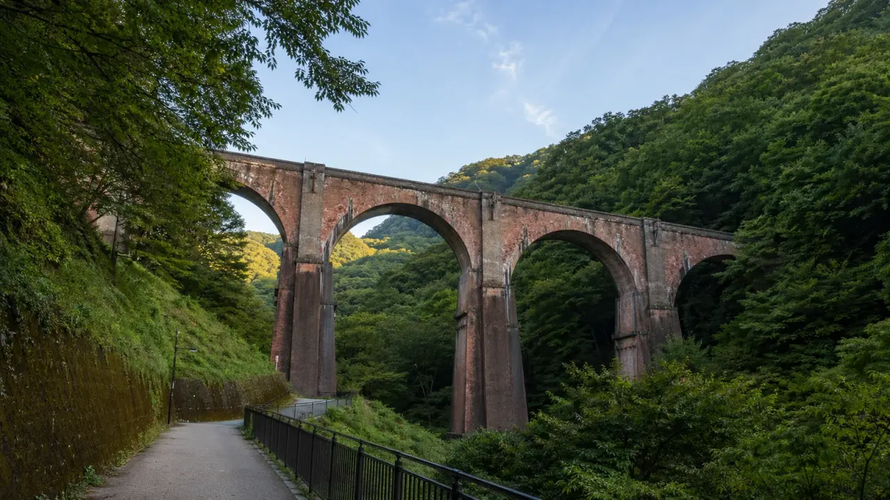 群馬県安中市の碓氷第三橋梁（めがね橋）と遊歩道アプトの道を、鉄道遺産と渓谷の景色を味わう日帰り散歩として紹介します。