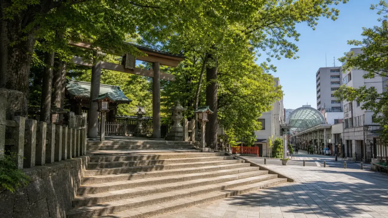 宇都宮二荒山神社の石段と、街なかへ続くアーケード商店街を望む風景