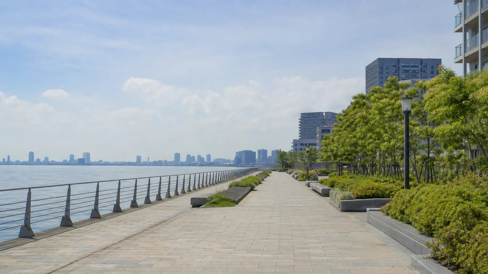 東京湾岸の広い水辺と遊歩道のイメージ