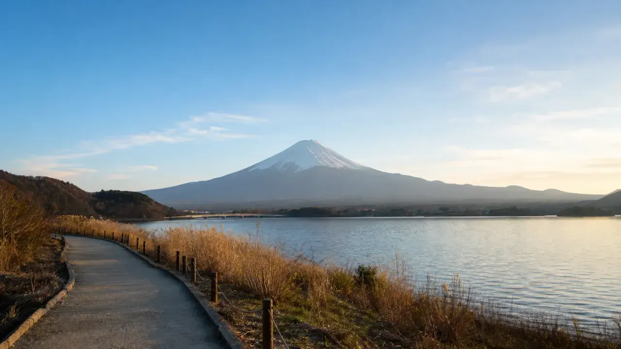 湖畔の散歩道から富士山を眺める山梨の風景をイメージしたカバー画像