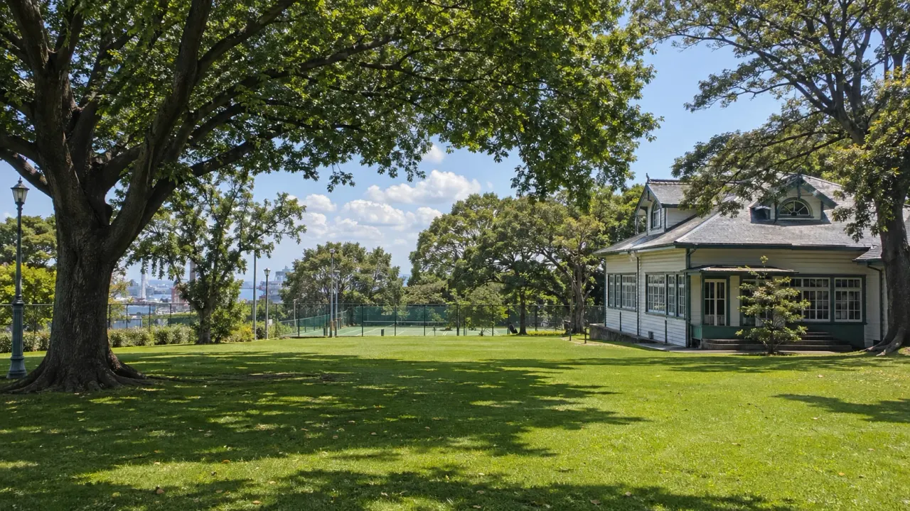 山手公園で、芝生と歴史の余白を味わう散歩を紹介。国内初の洋式公園とされる高台で、テニス発祥記念館や芝生広場をどう歩くと落ち着きやすいかをまとめます。