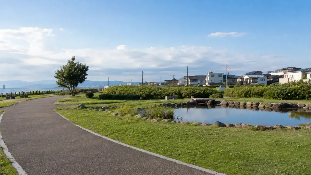 茅ヶ崎市の柳島しおさい公園で、原っぱ、多目的広場、親水池のある区間をゆるく歩く散歩を紹介。茅ヶ崎駅からバスで入り、海辺散歩の前後にも組み合わせやすい公園です。