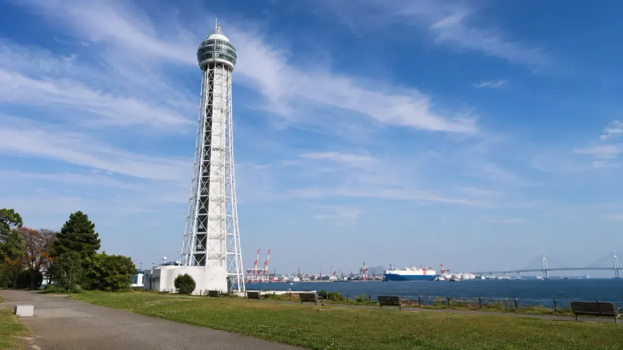 横浜港シンボルタワーで、昼の海風と港の眺めを静かに味わう散歩を紹介。本牧ふ頭の先で、展望室、緑地、ベンチをどう使うと落ち着きやすいかをまとめます。