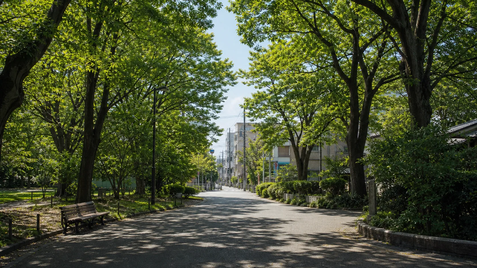 公園の緑から静かな街へ抜ける散歩道のイメージ