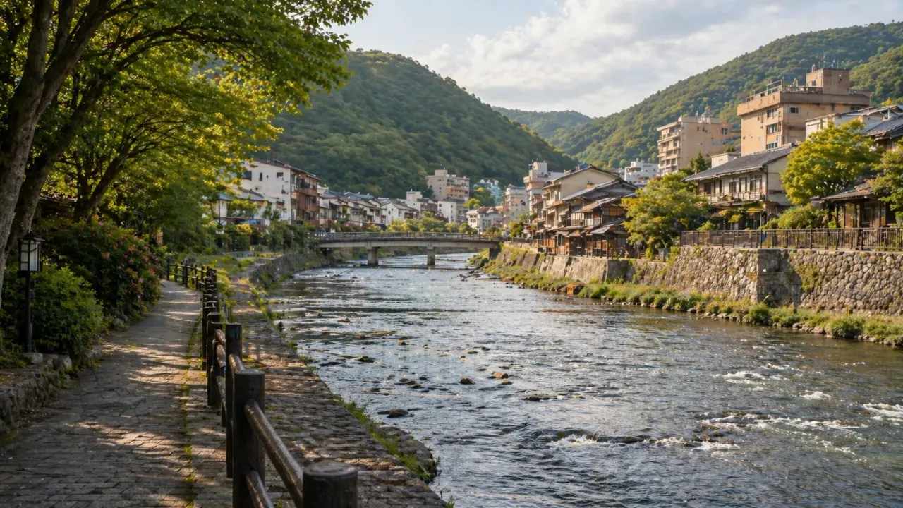 湯河原で温泉前後に歩きやすい、温泉街と川沿いをつなぐ散歩コースを紹介。観光を詰め込まず、1.5〜2時間で落ち着ける回り方です。